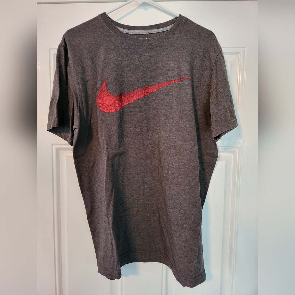 Nike Men's L Large T-Shirt Gray Big Red Swoosh Regular Fit nikebetterworld